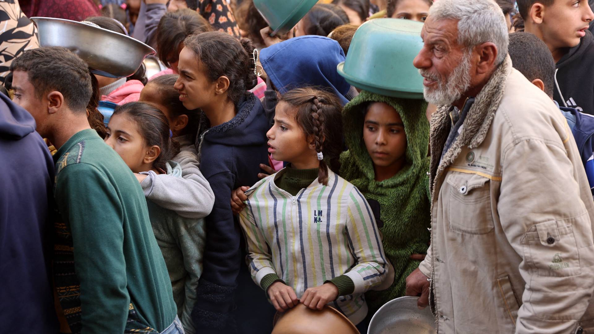 فلسطينيون يتوافدون للحصول على القليل من الطعام في قطاع غزة