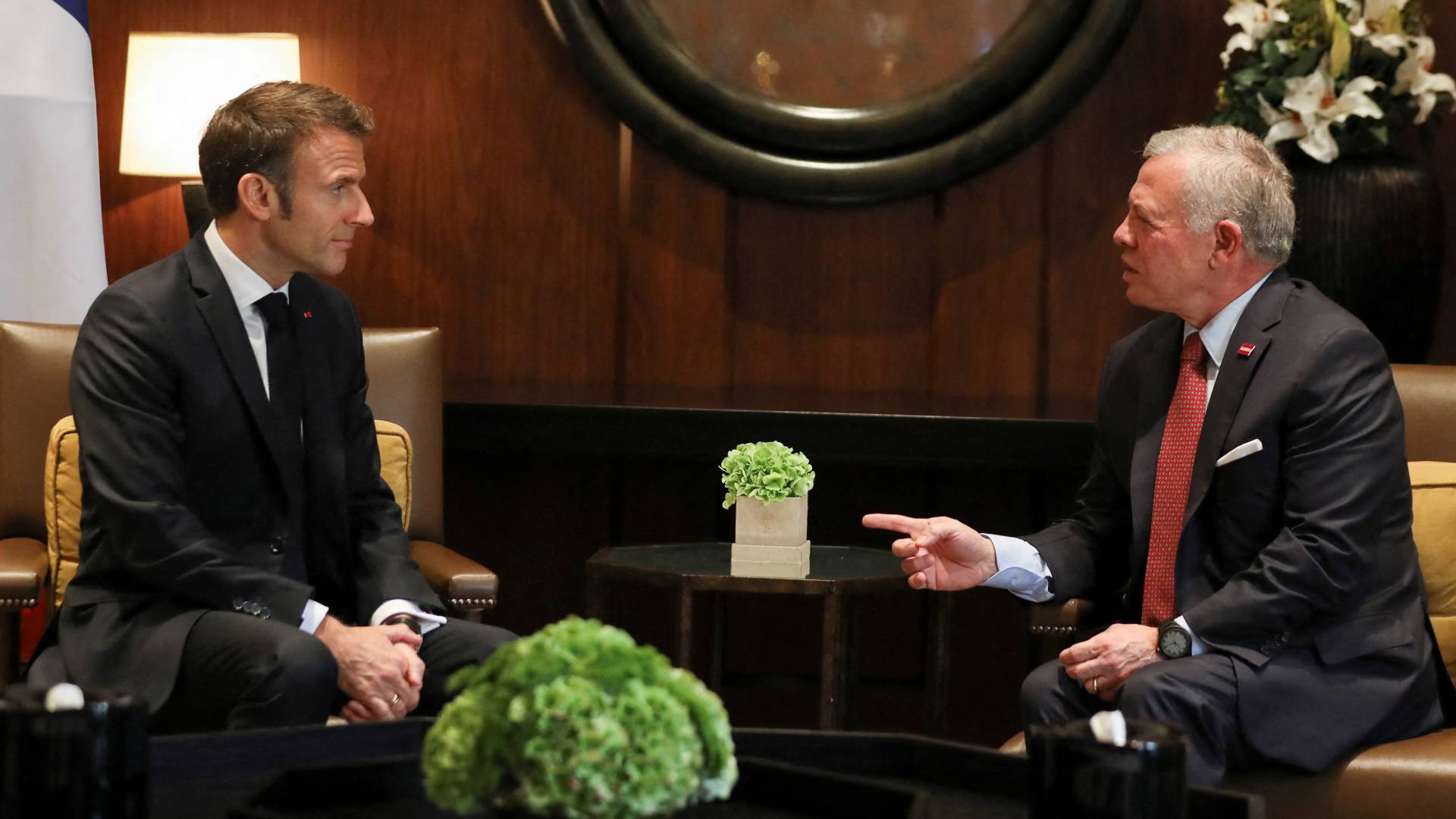 الملك عبدالله الثاني والرئيس الفرنسي ماكرون (أرشيفية)