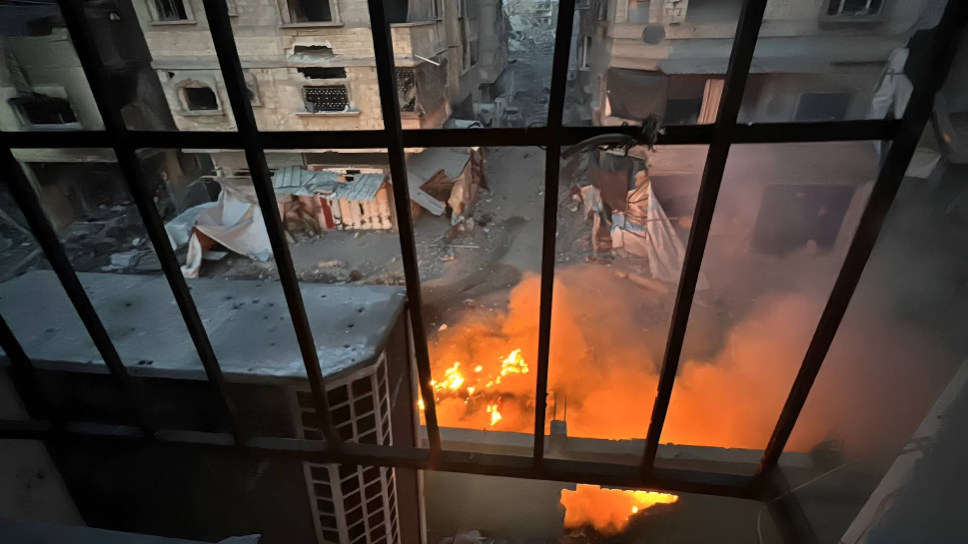 تصاعد الدخان بمستشفى كمال عدوان بغزة