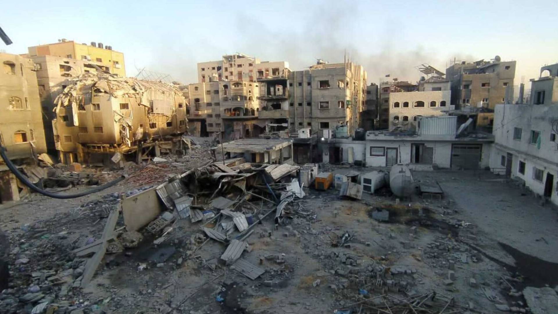 دمار بمحيط مستشفى كمال عدوان بغزة