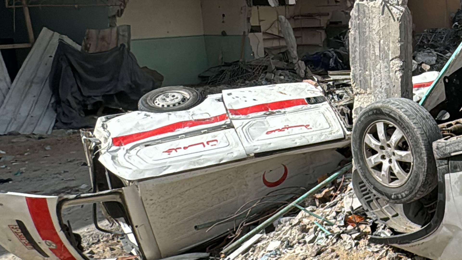 تدمير سيارة إسعاف في قطاع غزة