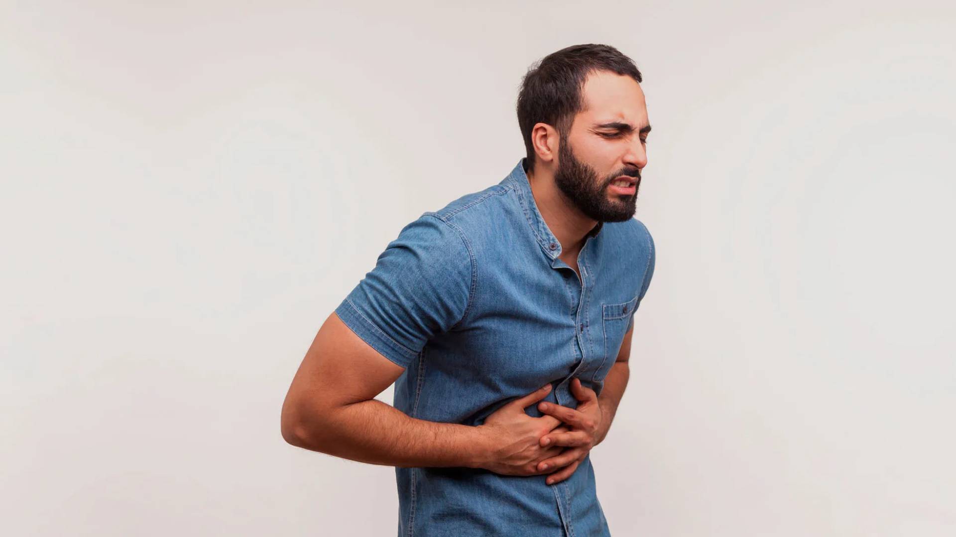 شخص يشعر بالألم في بطنه