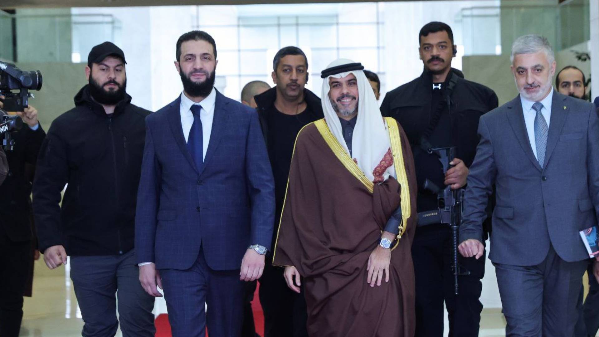 قائد الادارة السورية الجديدة احمد الشرع لدى لقائه الوفد البحريني