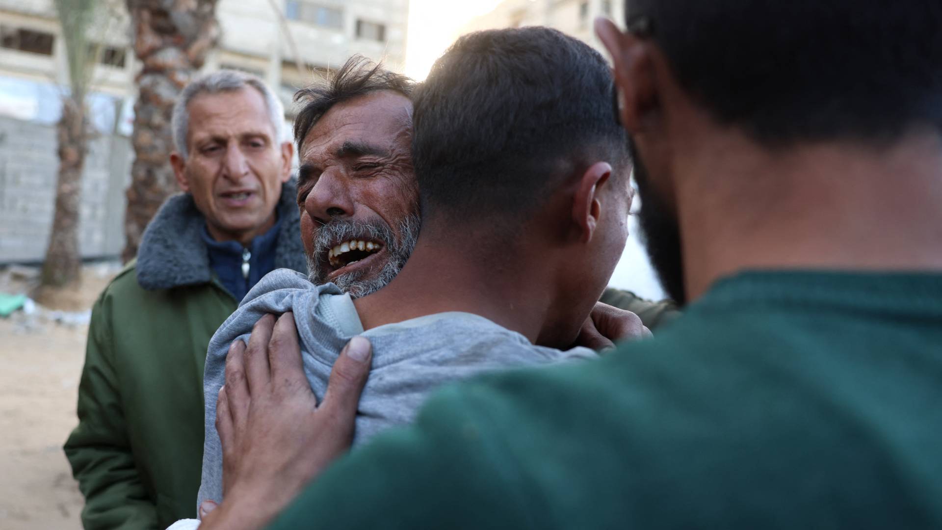 العدوان على غزة في يومه الـ450.. حماس: نطالب بإرسال مراقبين أمميين لمستشفيات غزة