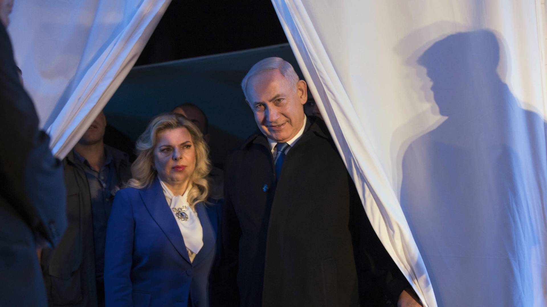 رئيس وزراء الاحتلال بنيامين نتنياهو (يمينا)، وزوجته سارة (يسارا)