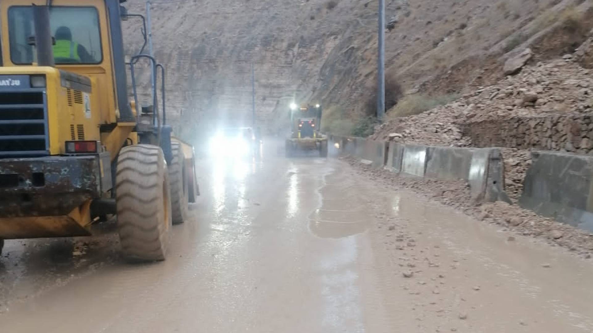 كوادر وزارة الأشغال خلال فتح طريق وإزالة الحجارة
