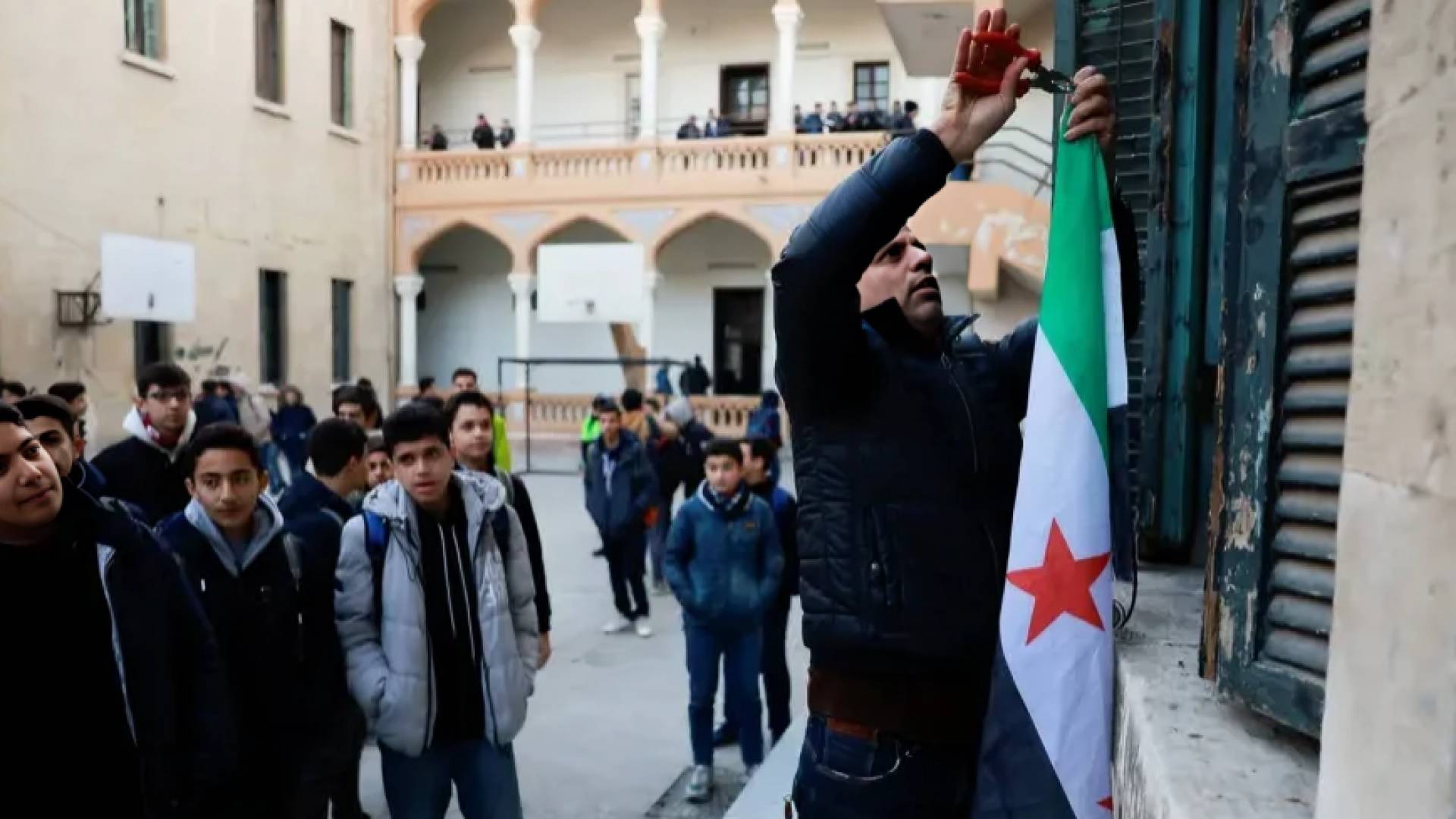 رفع العلم السوري الجديد في مدارس سوريا