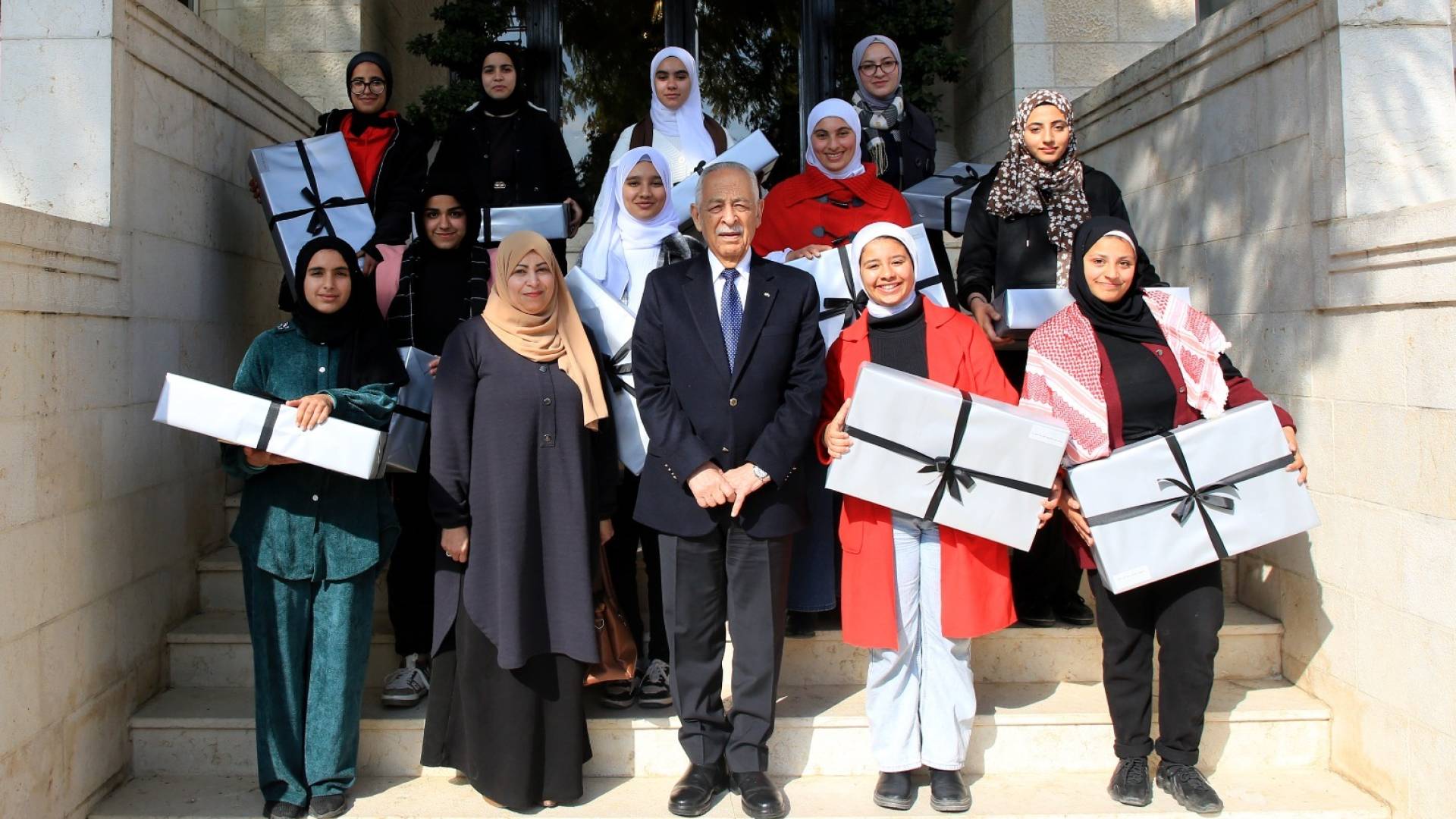 بتوجيهات ملكية.. العيسوي يكرم طالبات من مدرسة خولة بنت الأزور بالطفيلة