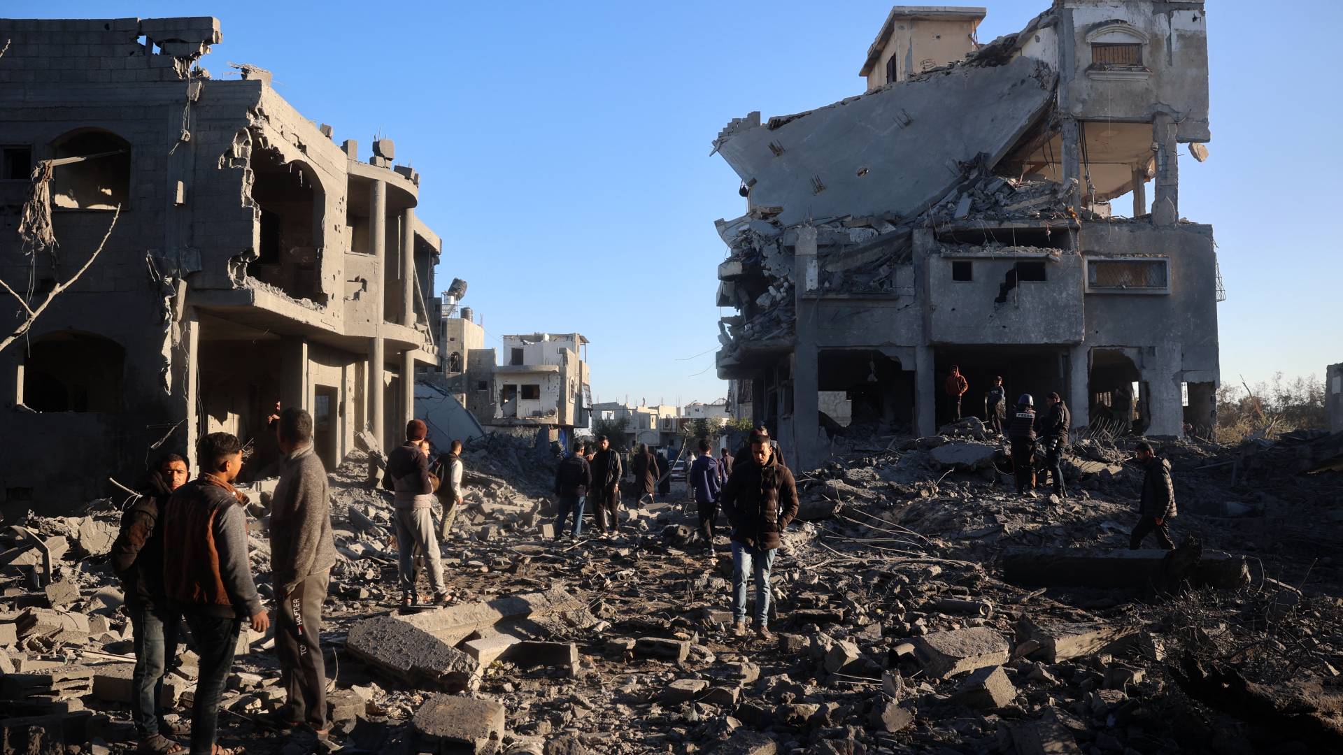 دمار جراء قصف الاحتلال على مخيم المغازي وسط غزة