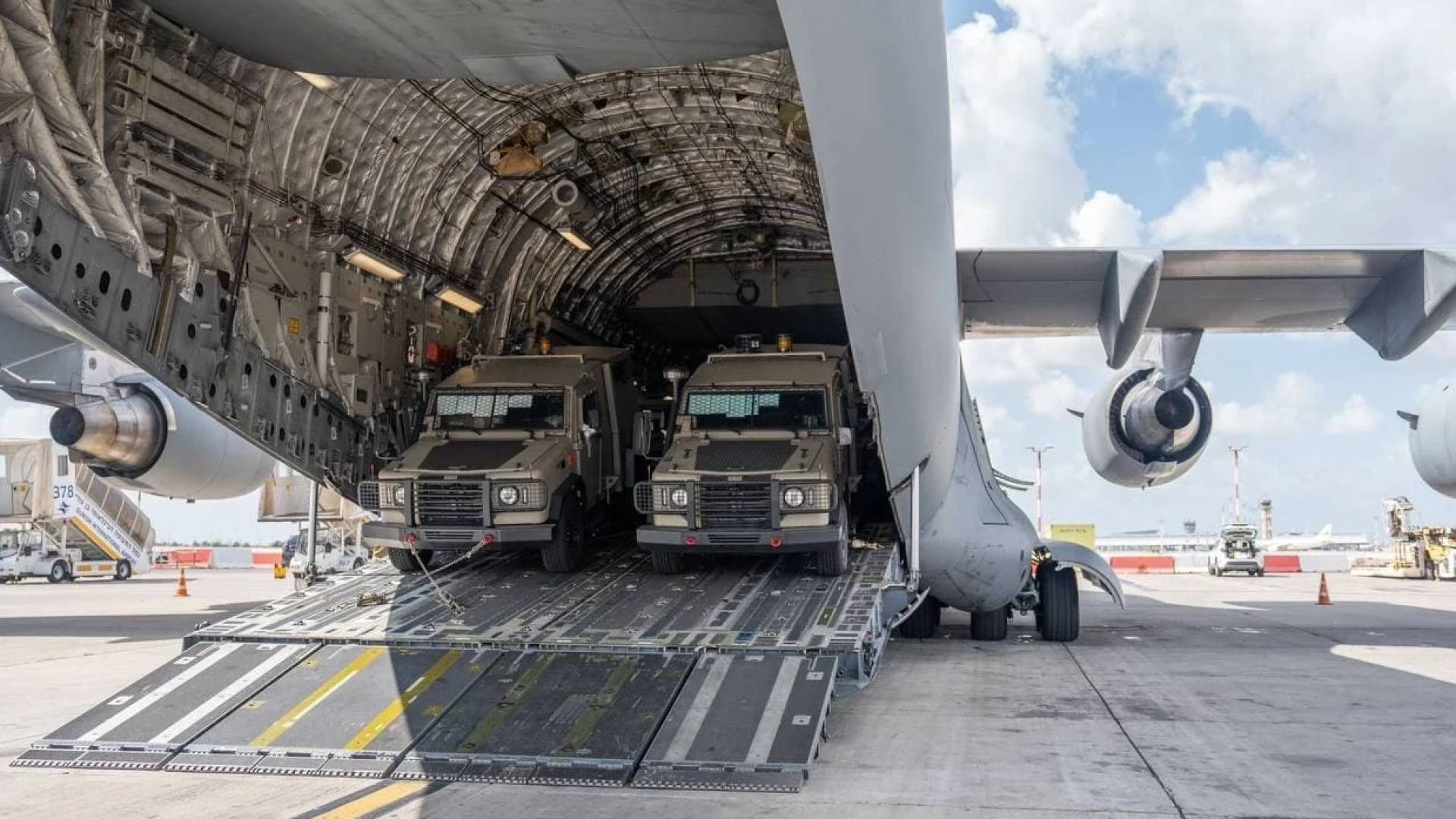 شحنة من مركبات المدرعة من الولايات المتحدة إلى الاحتلال الإسرائيلي