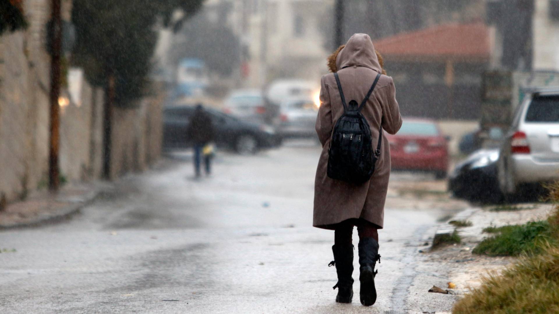 سيدة تشعر بالبرد