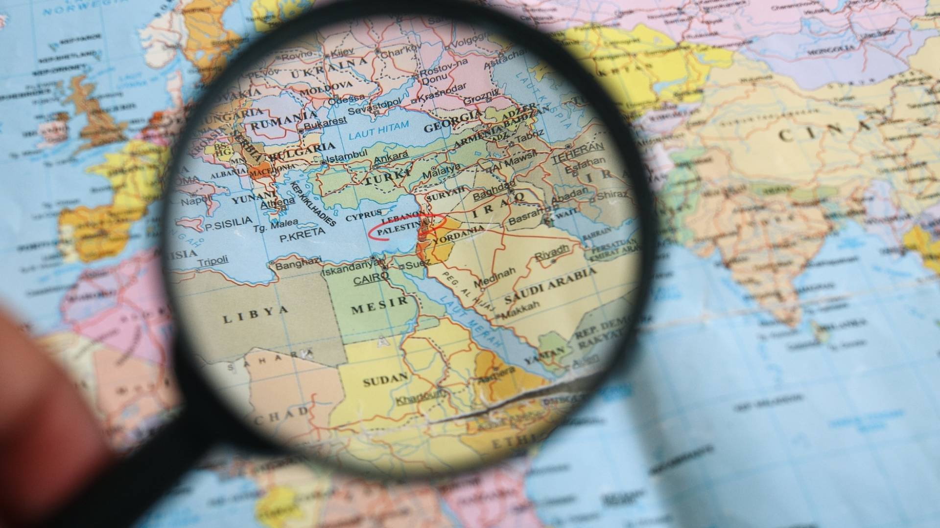 صورة تظهر خريطة عدد من الدول من بينها الأردن وفلسطين