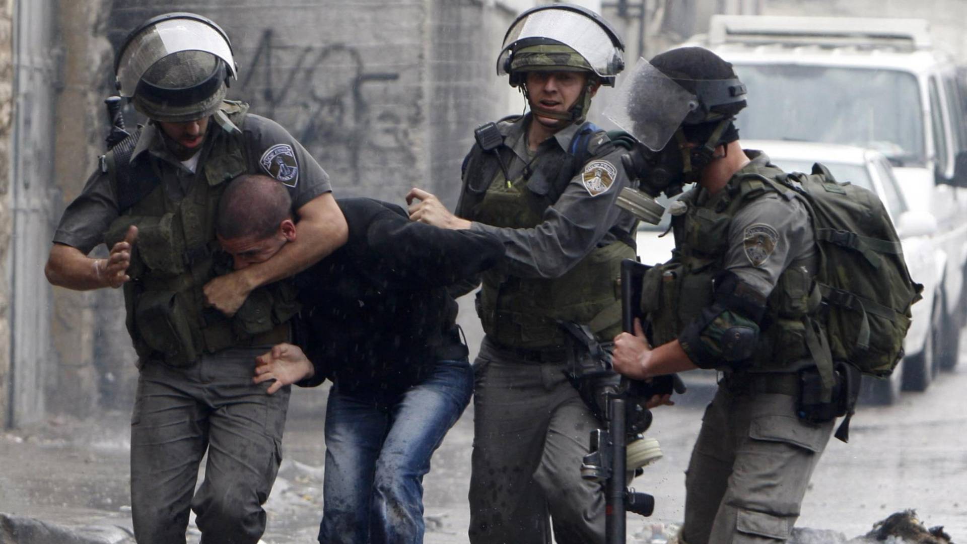 اعتقال فلسطيني في الضفة الغربية