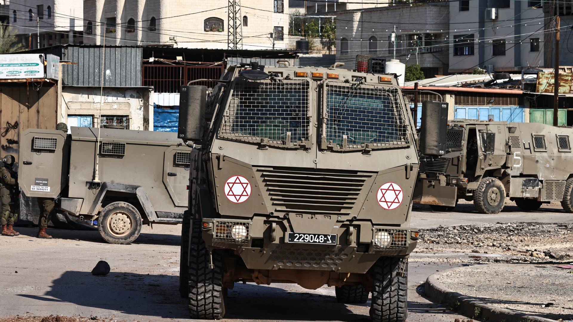 قوات الاحتلال تداهم مخيم الفارعة بالقرب من طوباس