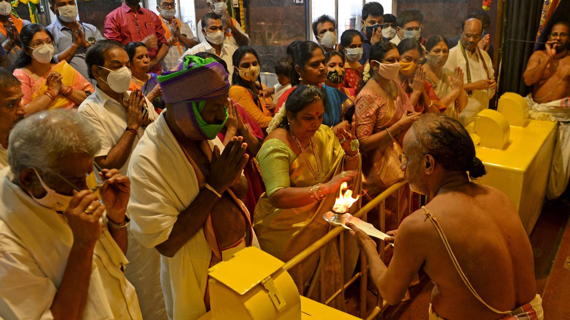 المصلون الهندوس يزورون معبد تيرومالا تيروباتي