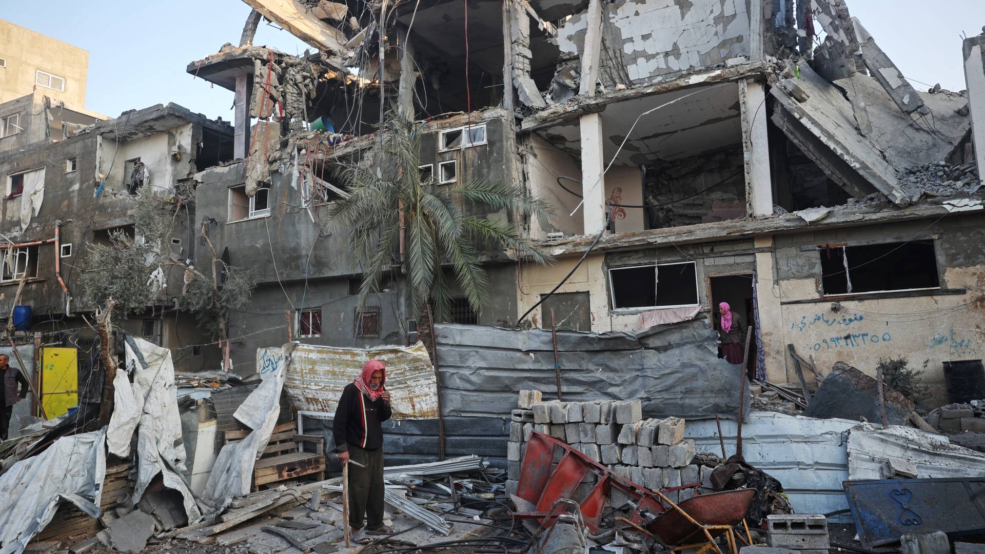 دمار إثر غارة جوية للاحتلال على مخيم البريج وسط غزة