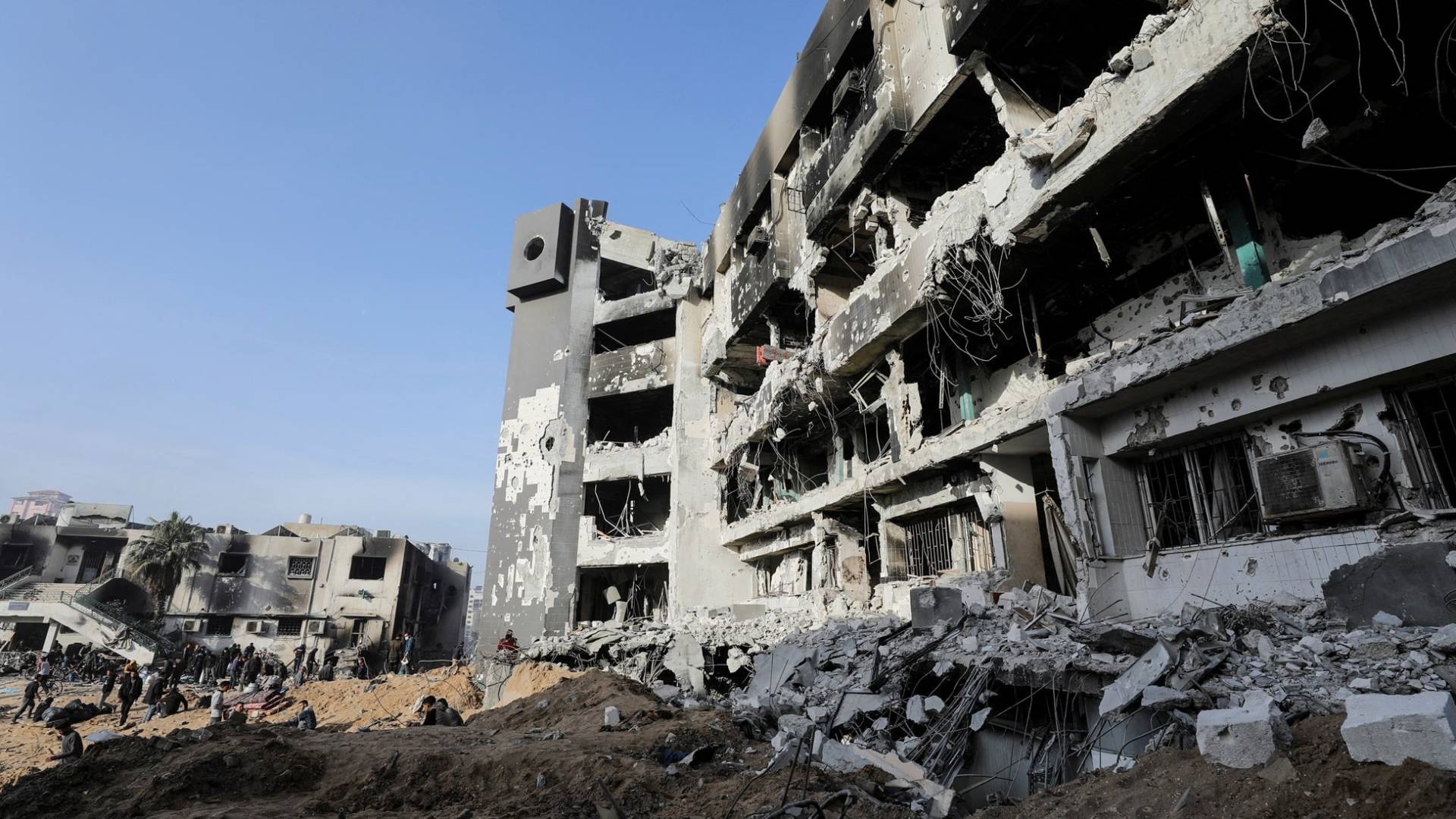 دمار في محيط مستشفى الشفاء بغزة