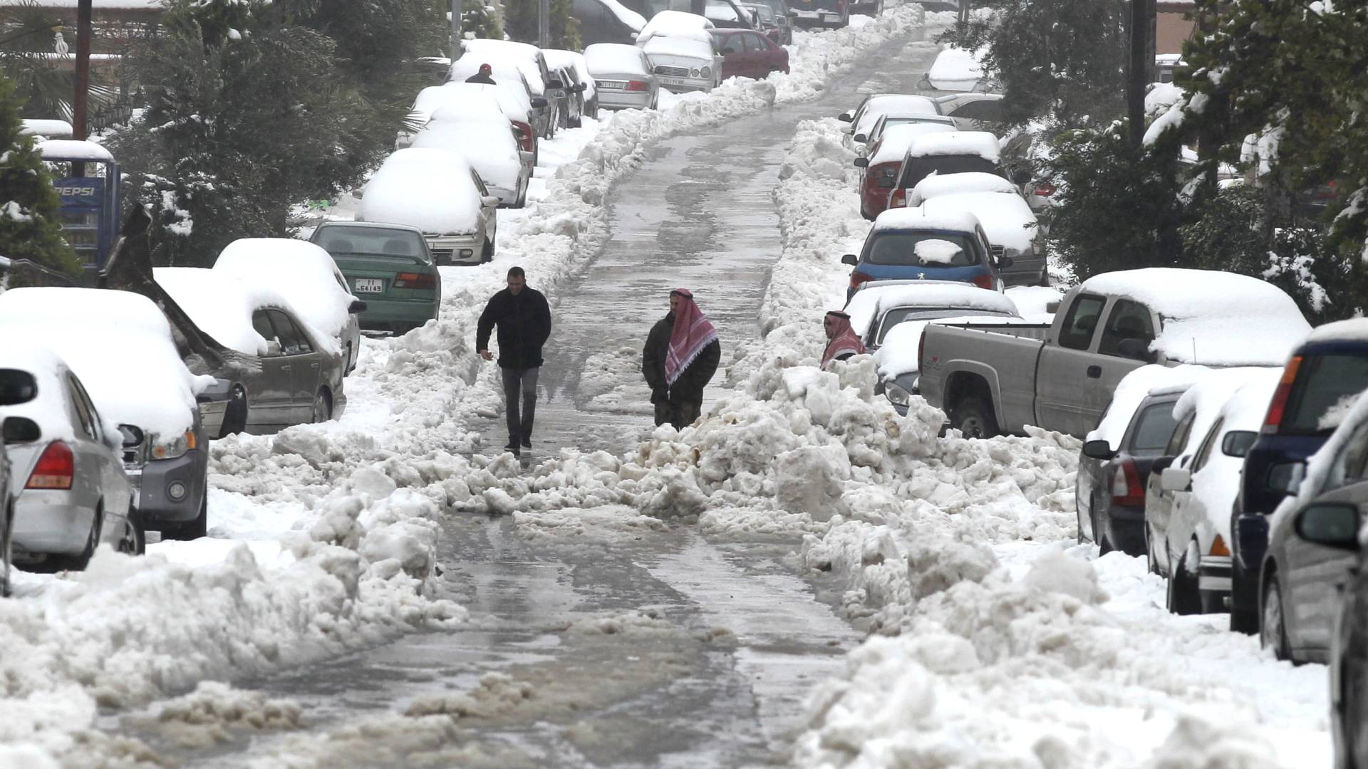 لقطة لتساقط الثلوج في عمان في وقت سابق