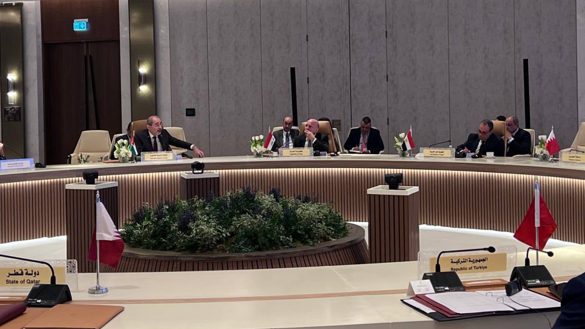 الصفدي يبحث مباحثات موسعة