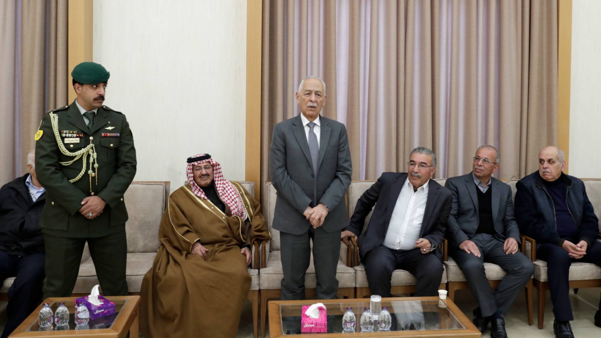 رئيس الديوان الملكي يوسف العيسوي خلال تقديمه واجب العزاء