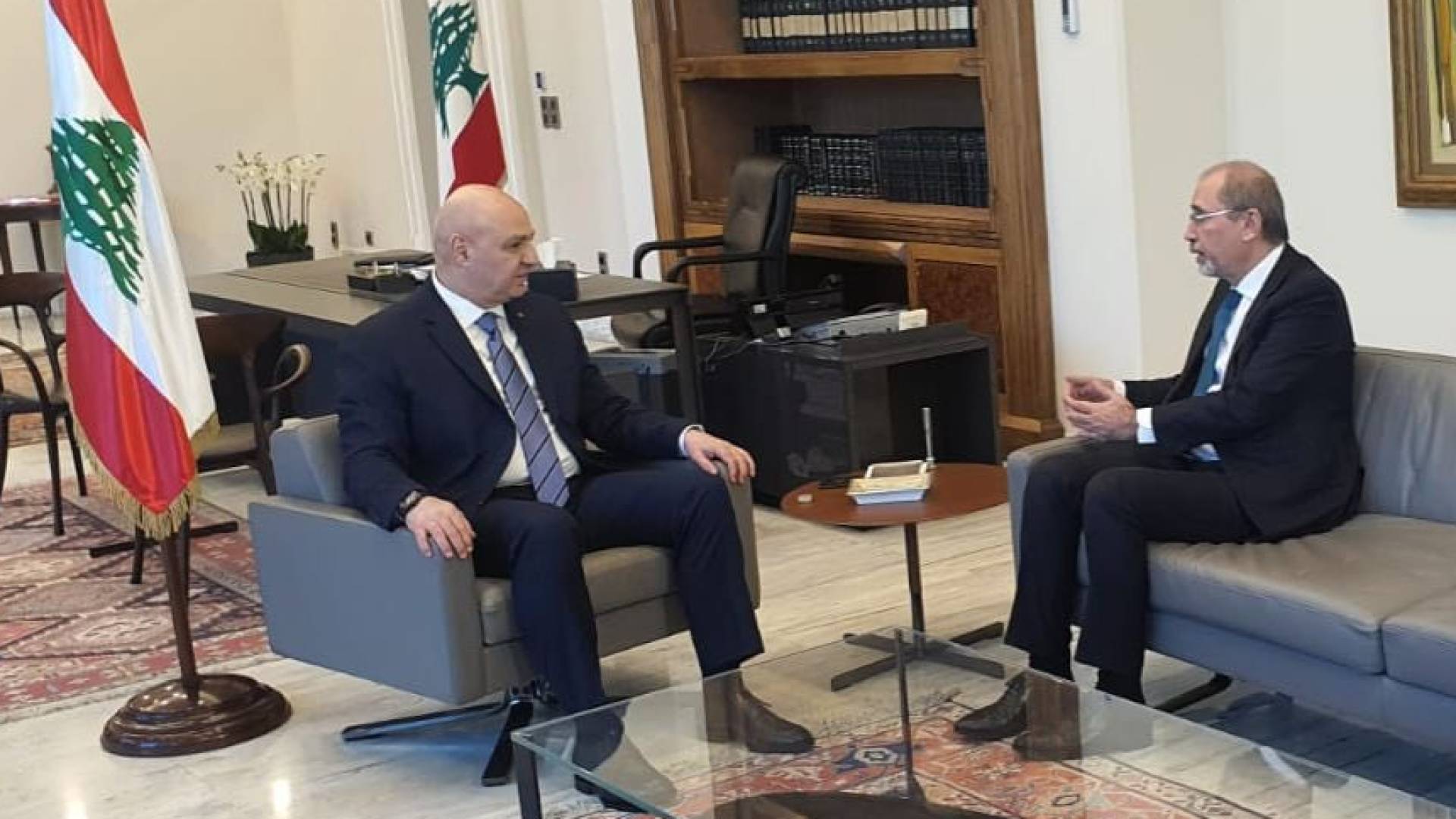 وزير الخارجية وشؤون المغتربين، أيمن الصفدي والرئيس اللبناني، العماد جوزاف عون.