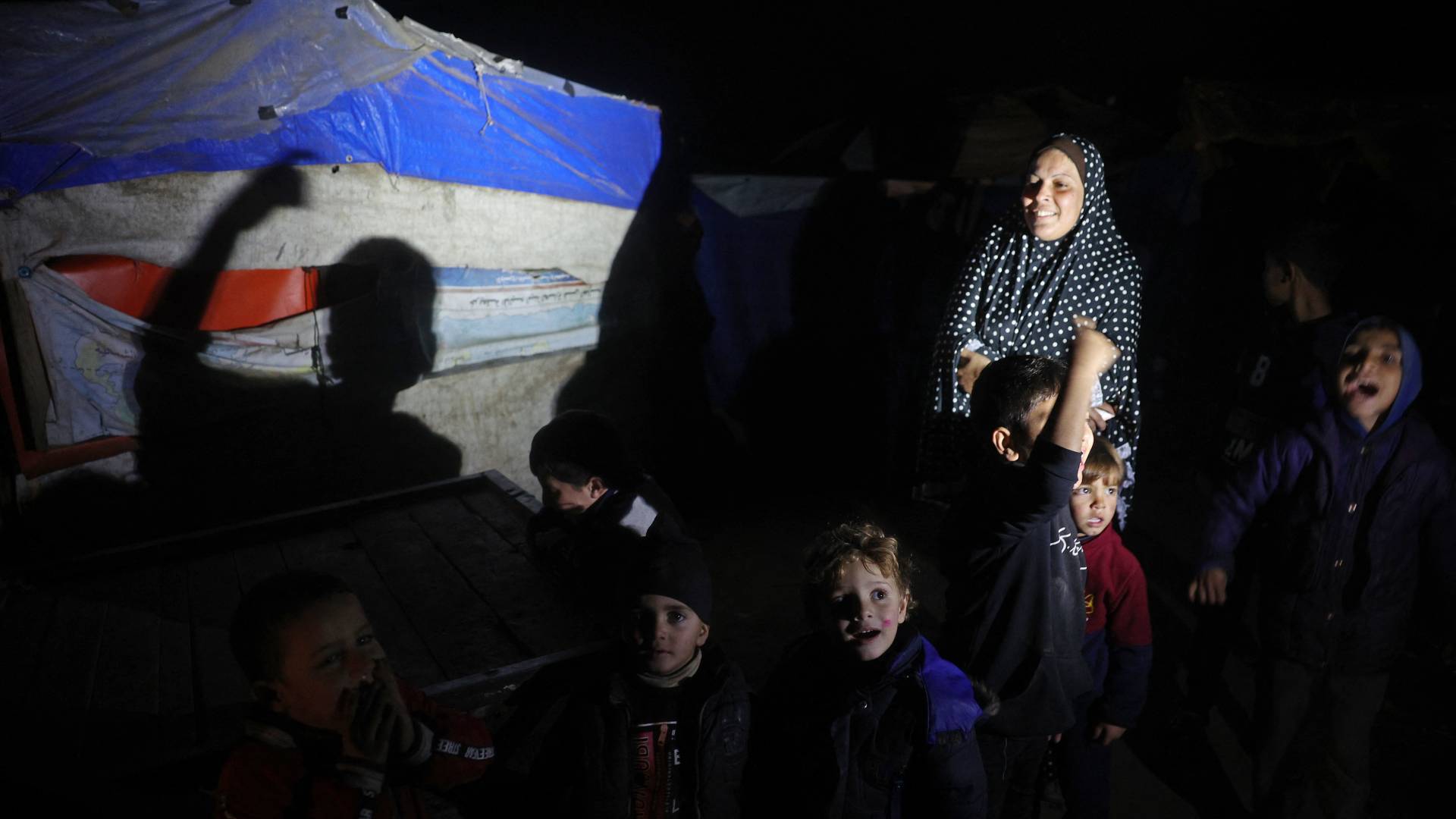 فلسطينيون يحتفلون في مخيمهم للنازحين بعد التوصل إلى وقف لإطلاق النار في قطاع غزة