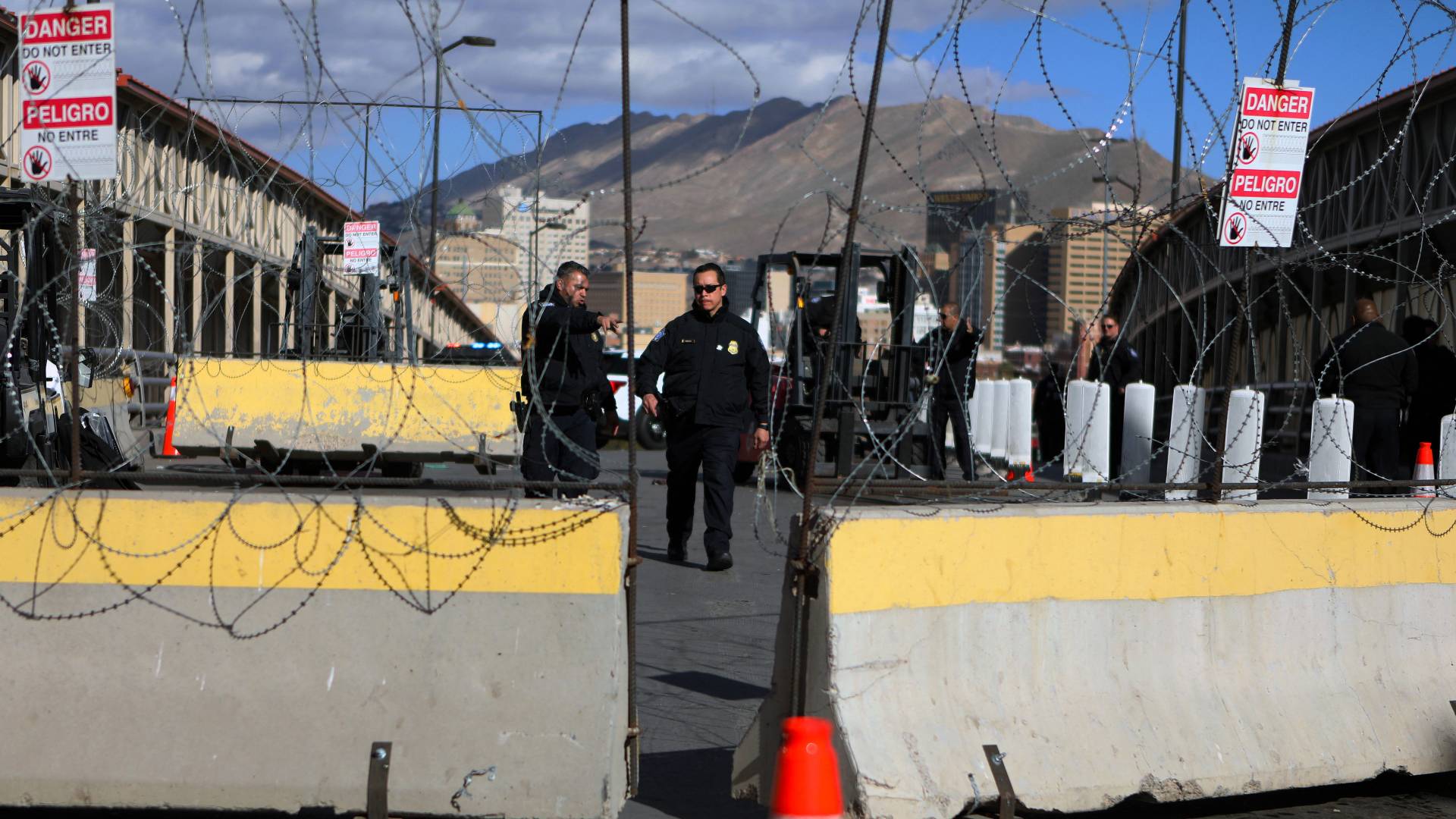 ضباط الجمارك وحماية الحدود الأمريكية ينفذون تدريب لقوة ميدانية متنقلة عند جسر باسو ديل نورتي-سانتا