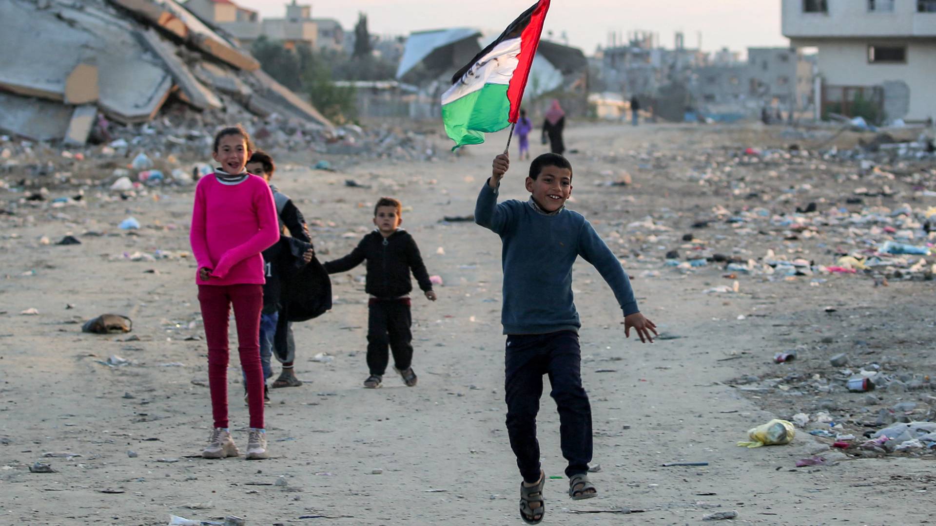 فلسطيني يرفع علم بلاده في قطاع غزة