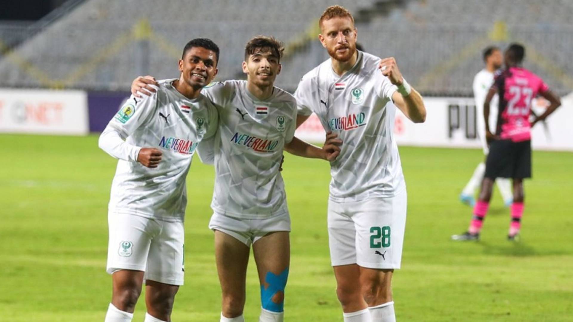 لاعبو المصري يحتفلون بهدف