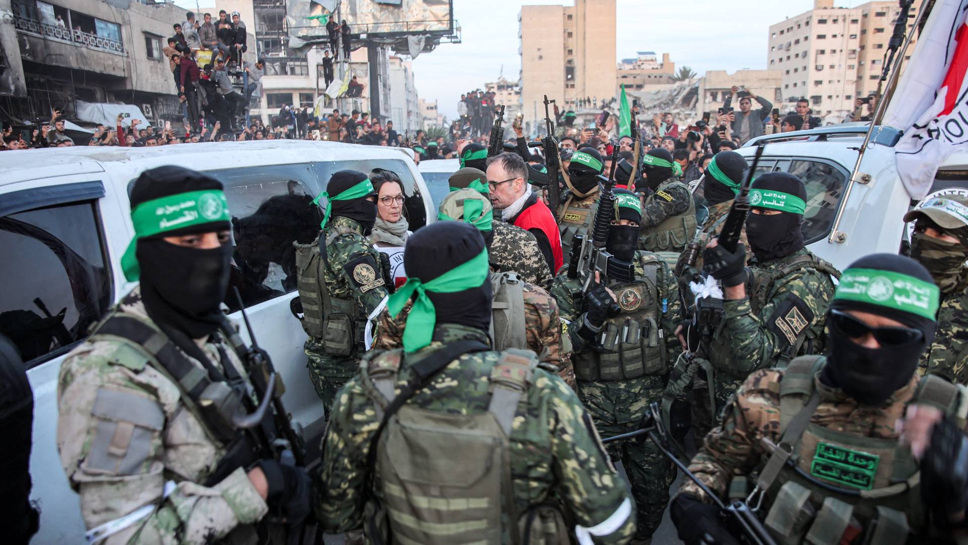 عناصر من حركة المقاومة الإسلامية حماس خلال تسليم المحتجزات إلى الصليب الأحمر