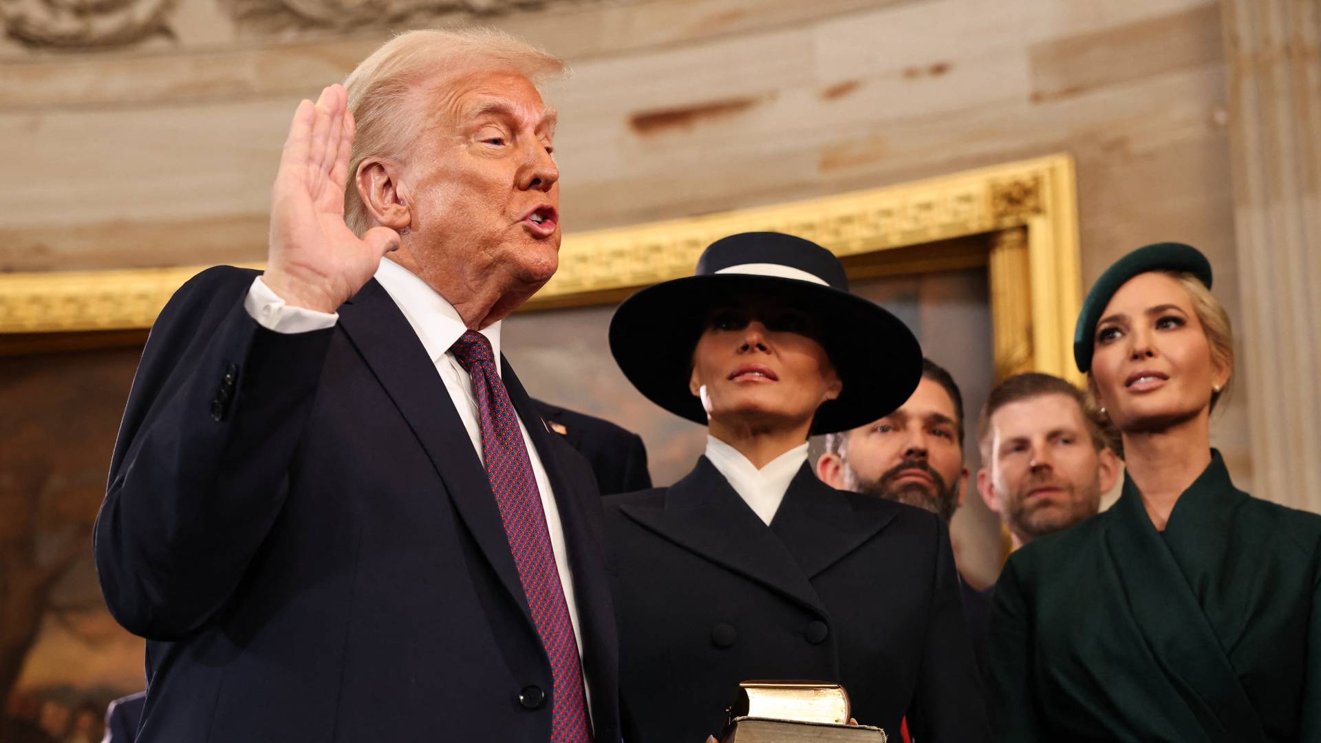 الرئيس الأمريكي المنتخب دونالد ترمب يؤدي اليمين الدستورية أمام ميلانيا ترمب