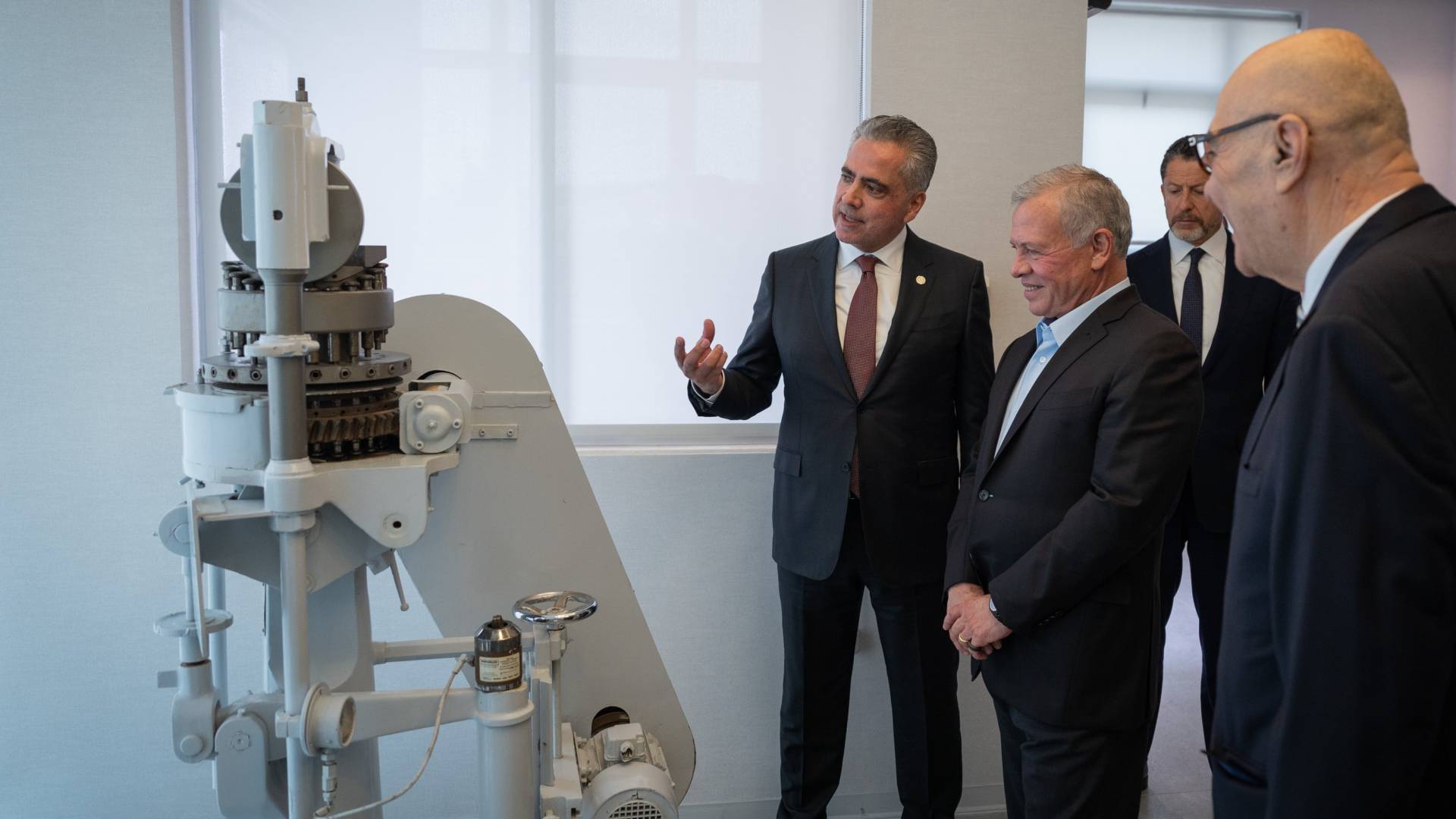 الملك يزور شركة دار الدواء بمناسبة مرور 50 عاما على تأسيسها- فيديو وصور