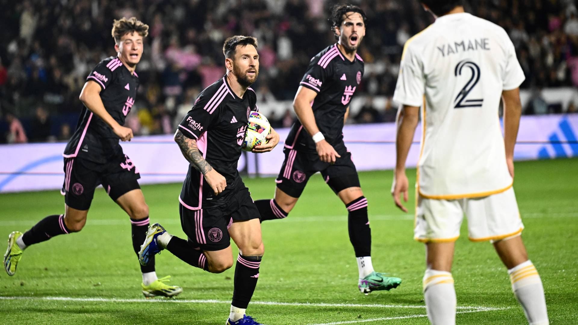 ليونيل ميسي يحتفل بهدف سابق