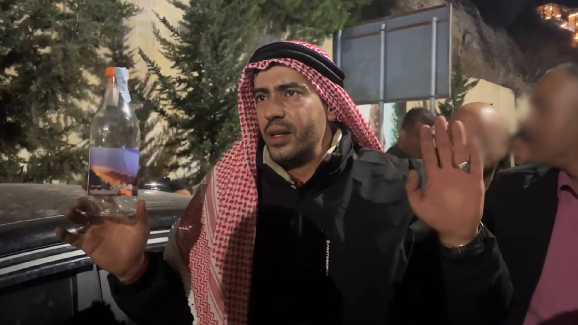 شخص يبيع الهواء في السلط