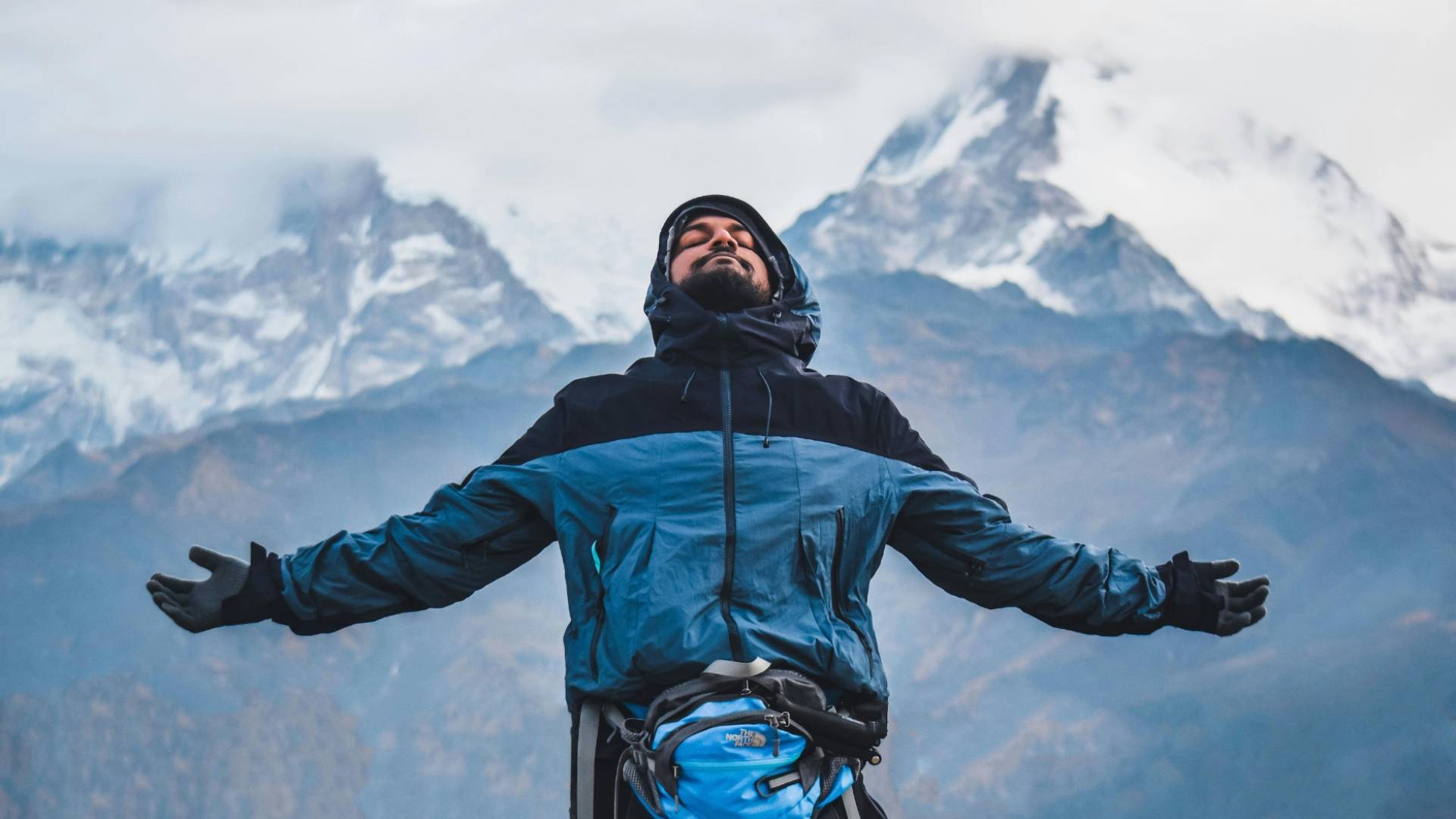 شاب يتنفس هواء نقب