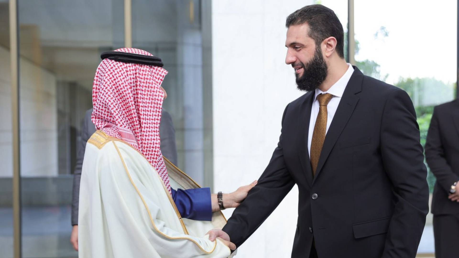 قائد الإدارة السورية الجديدة أحمد الشرع خلال استقباله وزير الخارجية السعودي