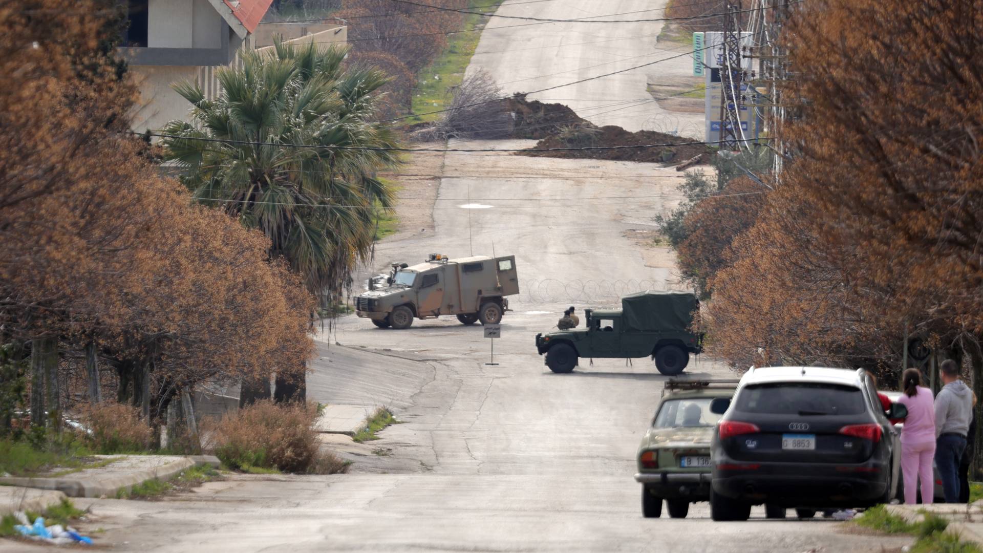 دورية للجيش اللبناني امام مركبة للاحتلال الاسرائيلي في الجنوب