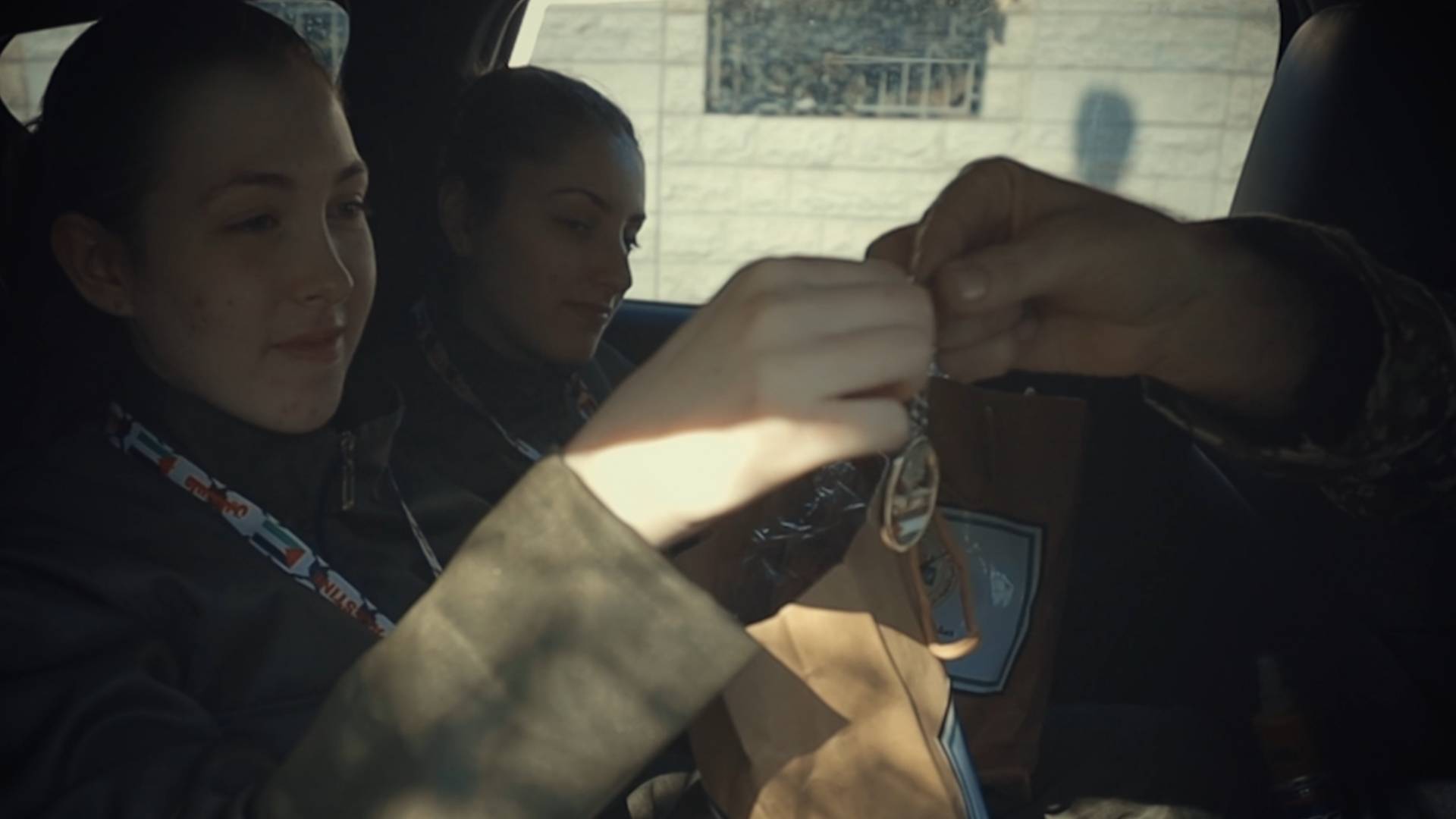 خلال تسليم المحتجزات قلادة بعلم فلسطين