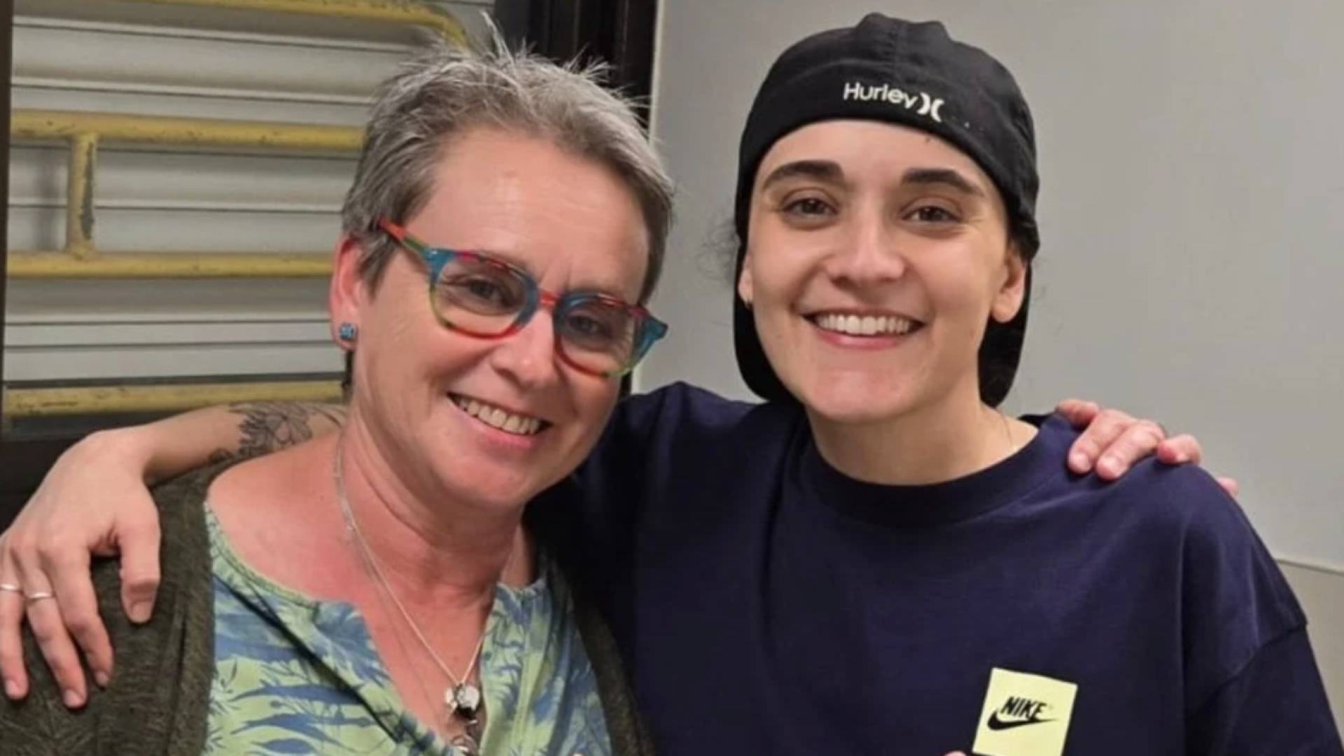 المحتجزة المفرج عنها (يمين) برفقة والدتها