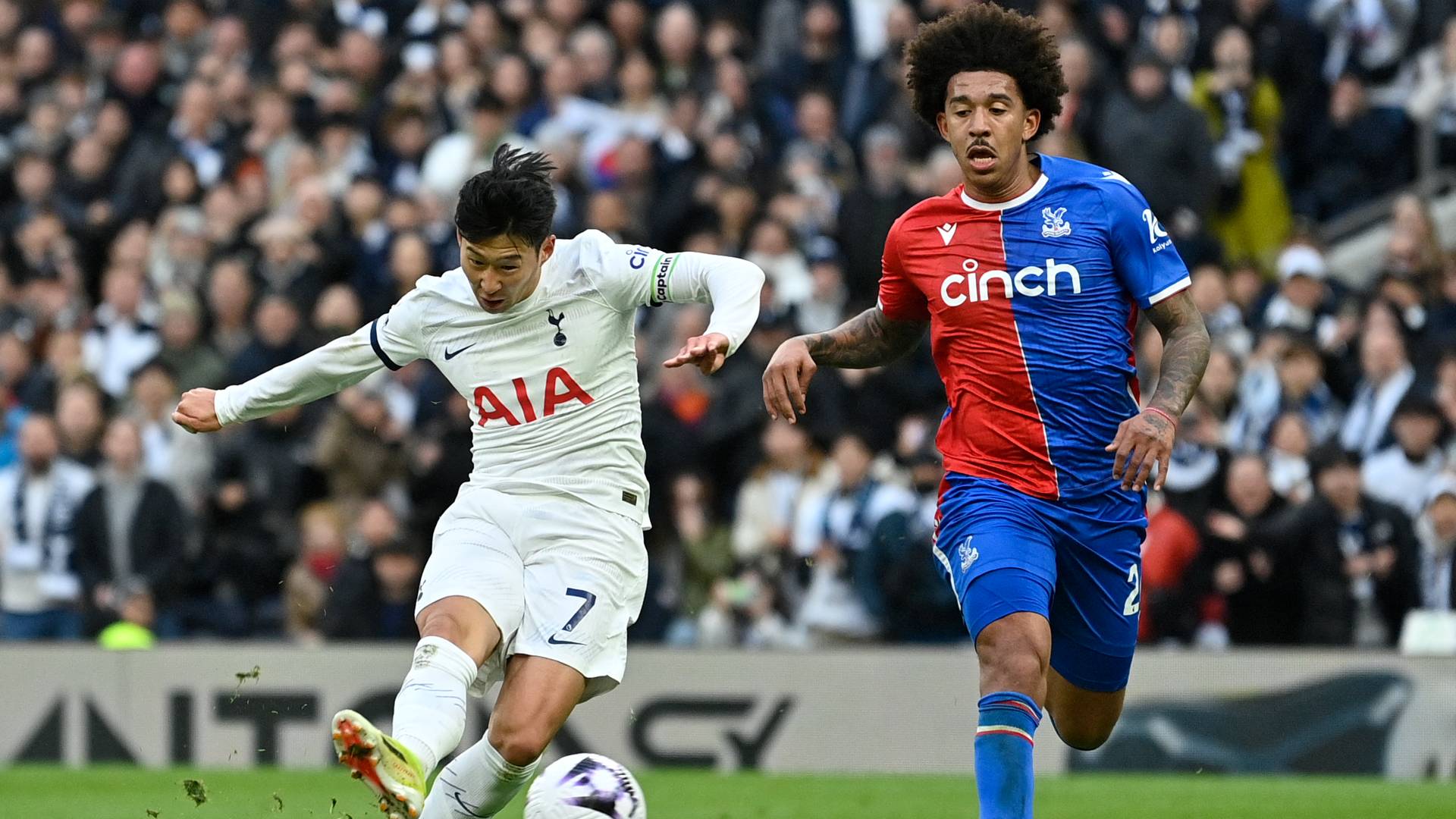 هيونج مين سون يسدد كرة