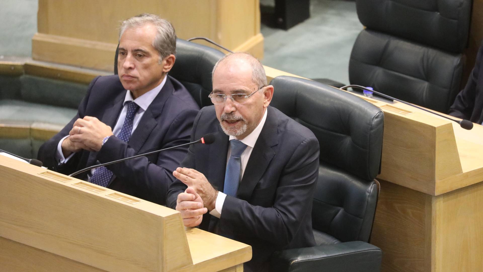 وزير الخارجية أيمن الصفدي خلال تقديمه إحاطة أمام مجلس النواب بجانب رئيس الوزراء جعفر حسان