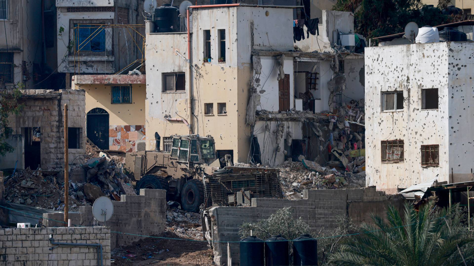 جرافة للاحتلال تجرف وسط احياء جنين