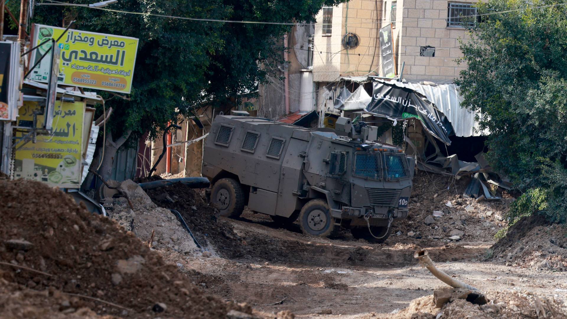 مركبة عسكرية للاحتلال تشن عملية داخل مخيم جنين