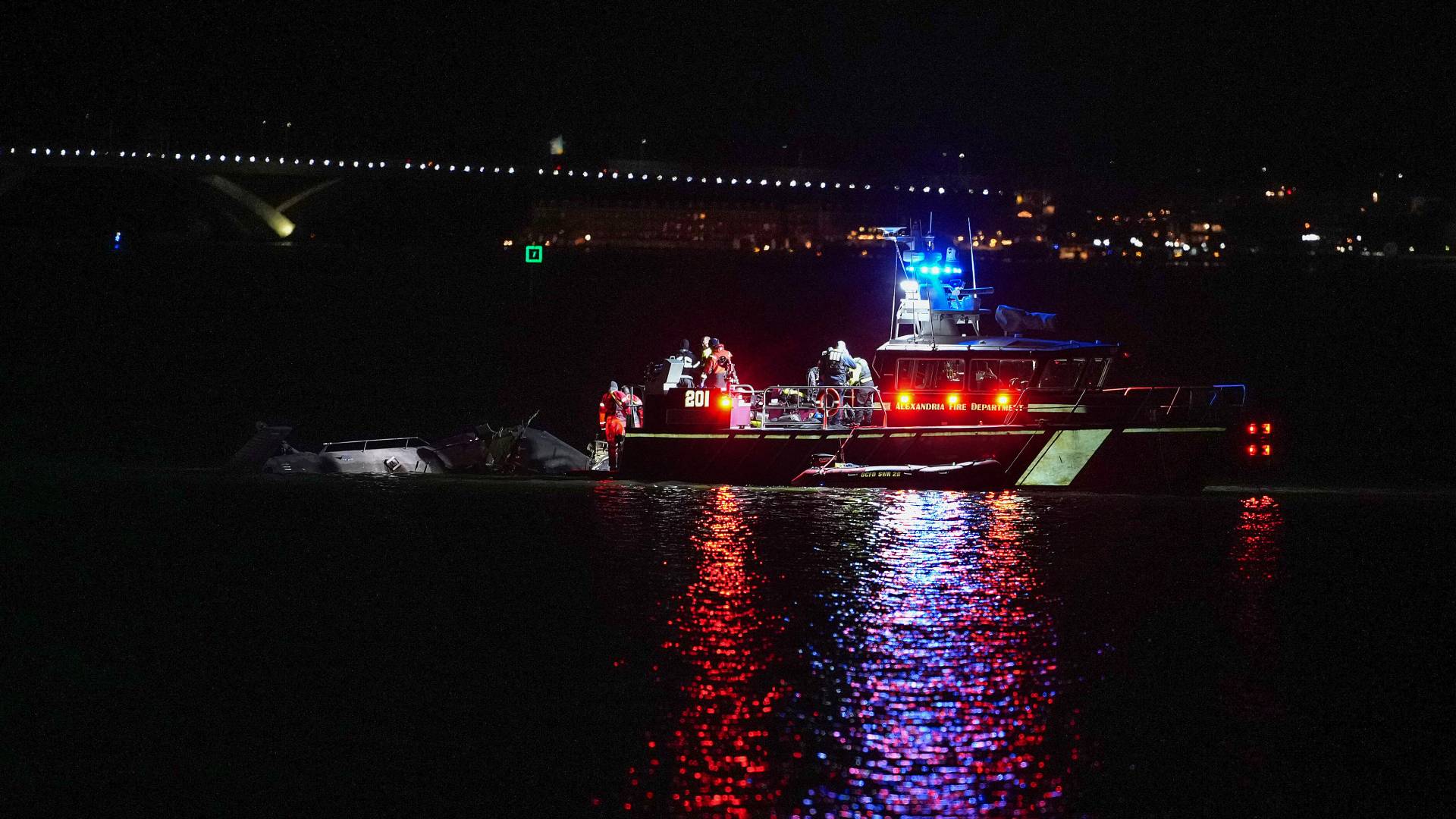 البحث عن الصندوق الأسود بعد سقط طائرة في واشنطن