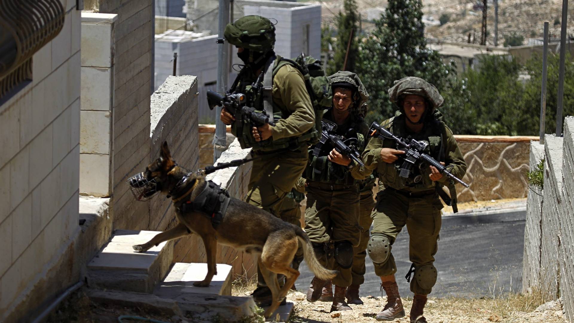 قوات الاحتلال تقتحم أحد المنازل في الضفة الغربية