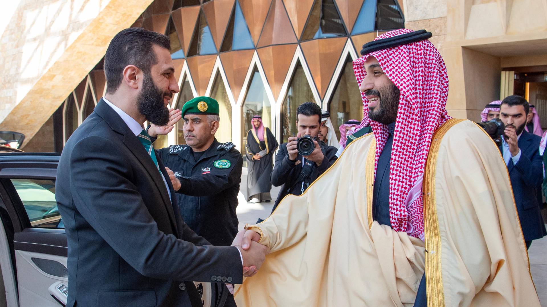 الشرع يلتقي ولي العهد السعودي