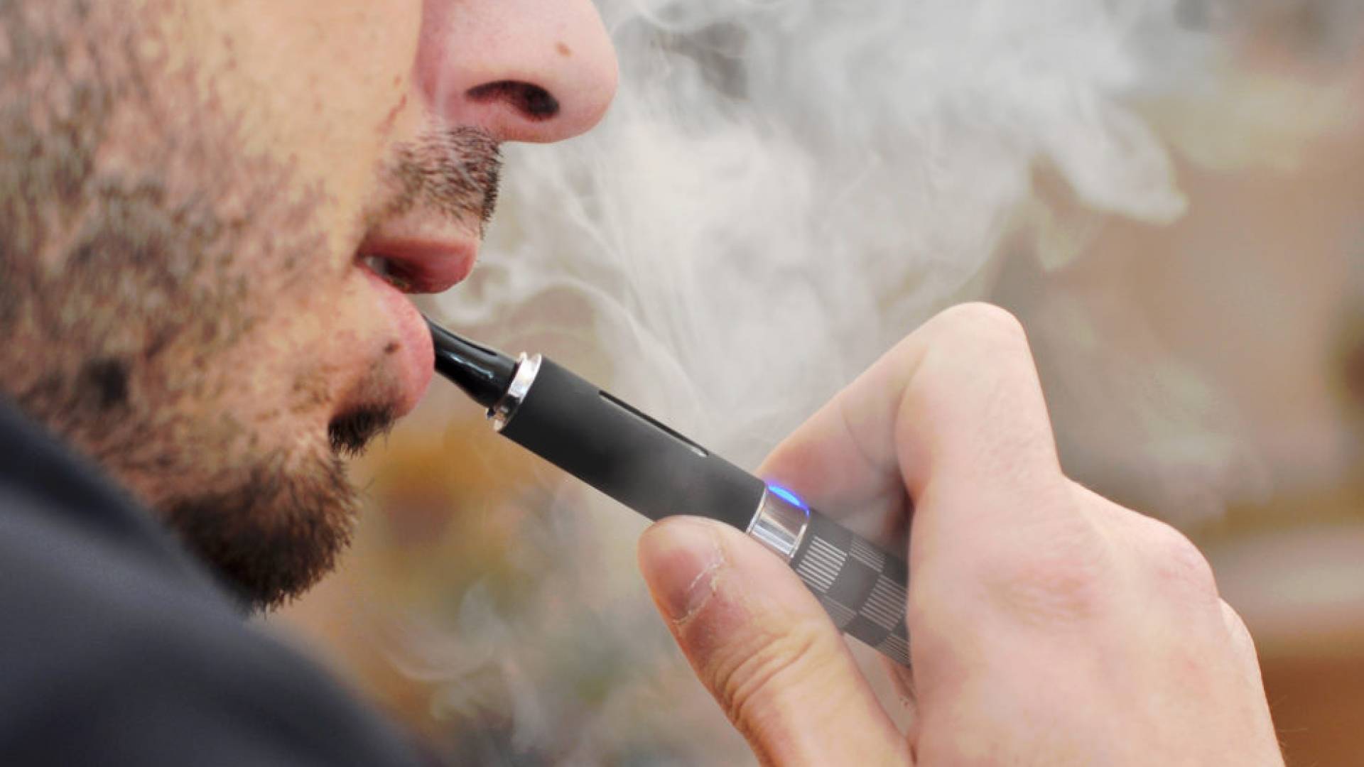 شخص يدخن السجائر الالكترونية