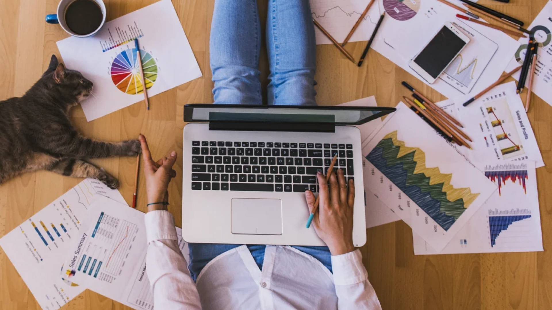 العمل عبر الانترنت - تعبيرية