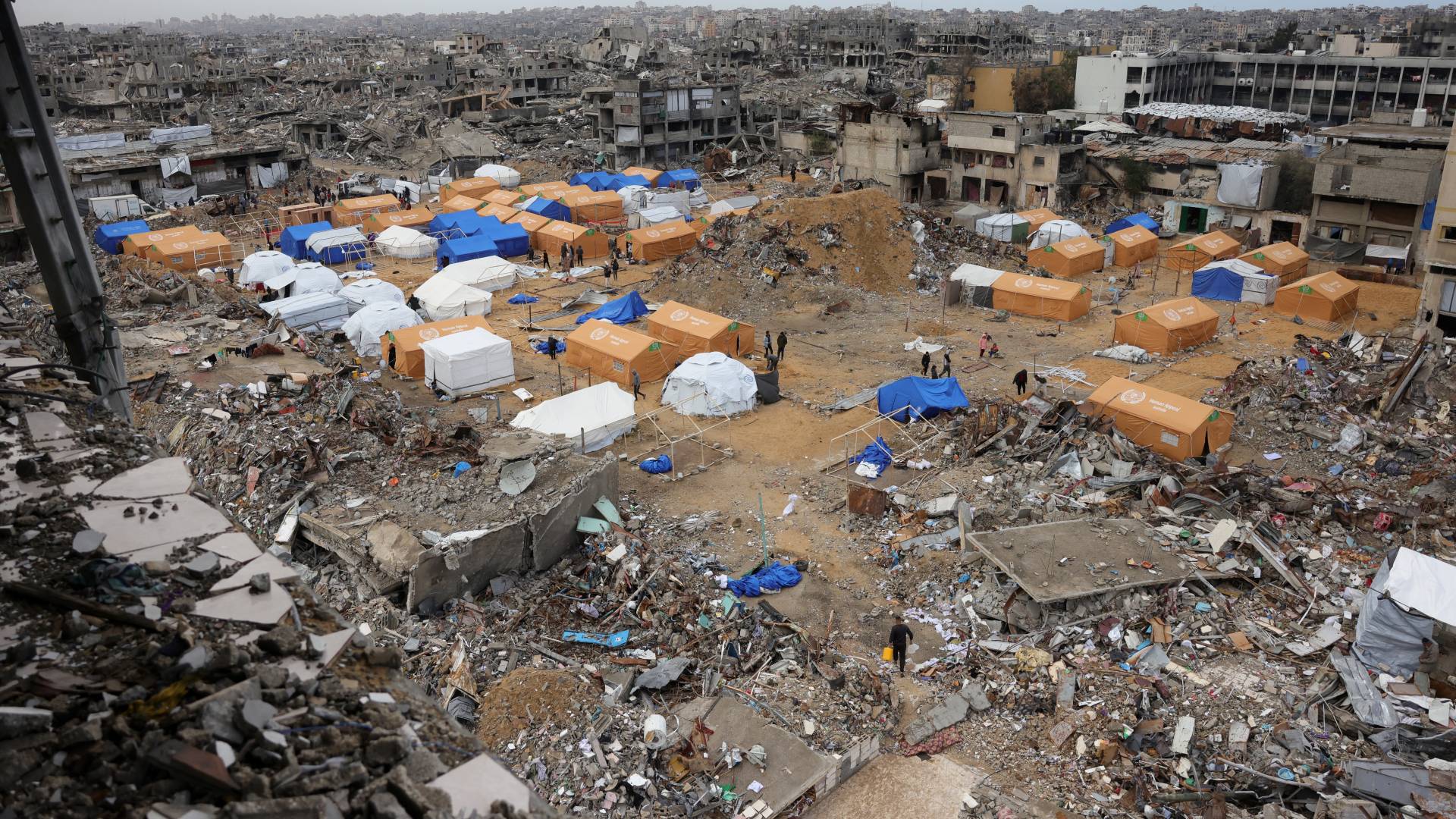 فلسطينيون يحتمون في الخيام التي أقيمت وسط المباني المتضررة بشدة في جباليا شمال قطاع غزة