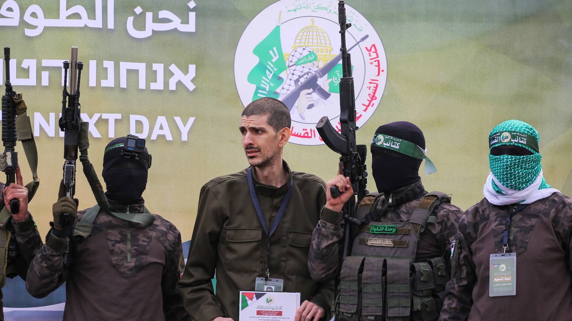 خلال تسليم عناصر من كتائب القسام أحد محتجزي الاحتلال في القطاع